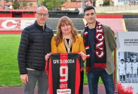 "Devetka" istrčala na teren u Užicu - Održana jedinstvena promocija romana Jovana Simića na stadionu "Radomir Antić"